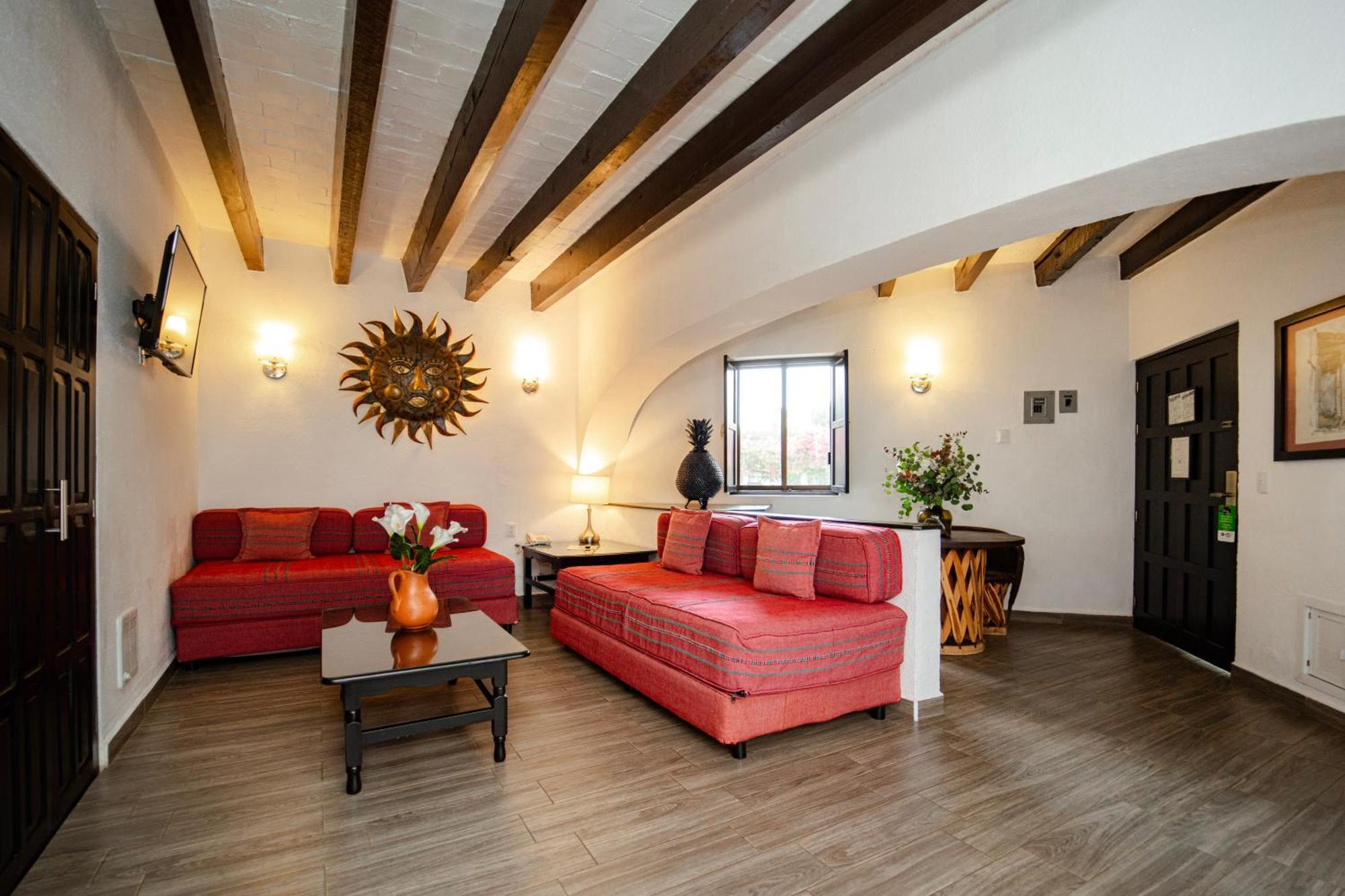 ホテル ベスト ウェスタン プラス ポサダ デ ドン バスコ パツクアロ エクステリア 写真 The living room of a typical apartment