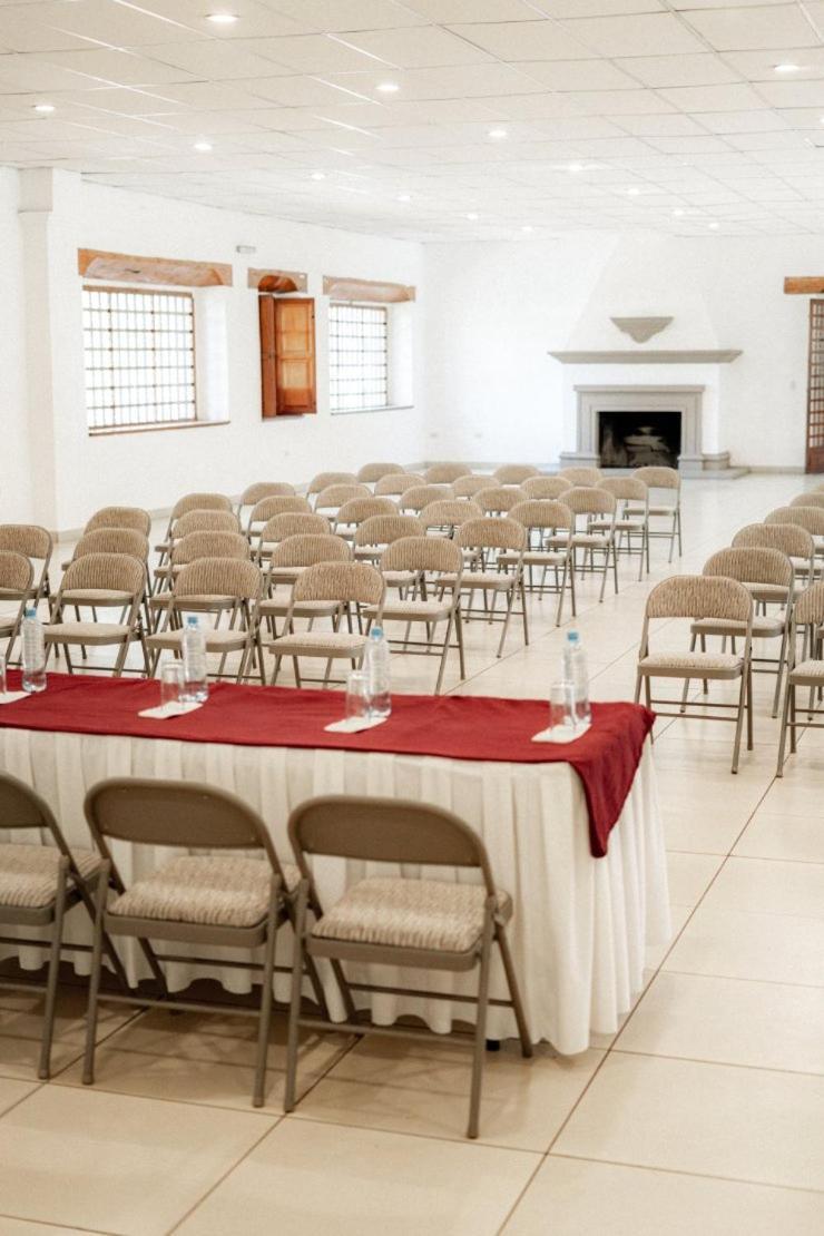ホテル ベスト ウェスタン プラス ポサダ デ ドン バスコ パツクアロ エクステリア 写真 The interior of the conference hall