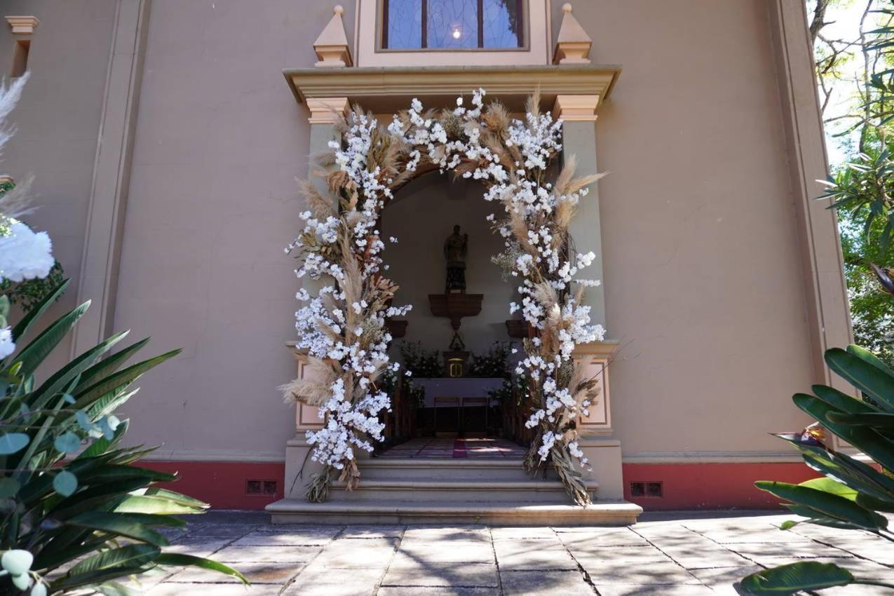 ホテル ベスト ウェスタン プラス ポサダ デ ドン バスコ パツクアロ エクステリア 写真 The entrance to the church